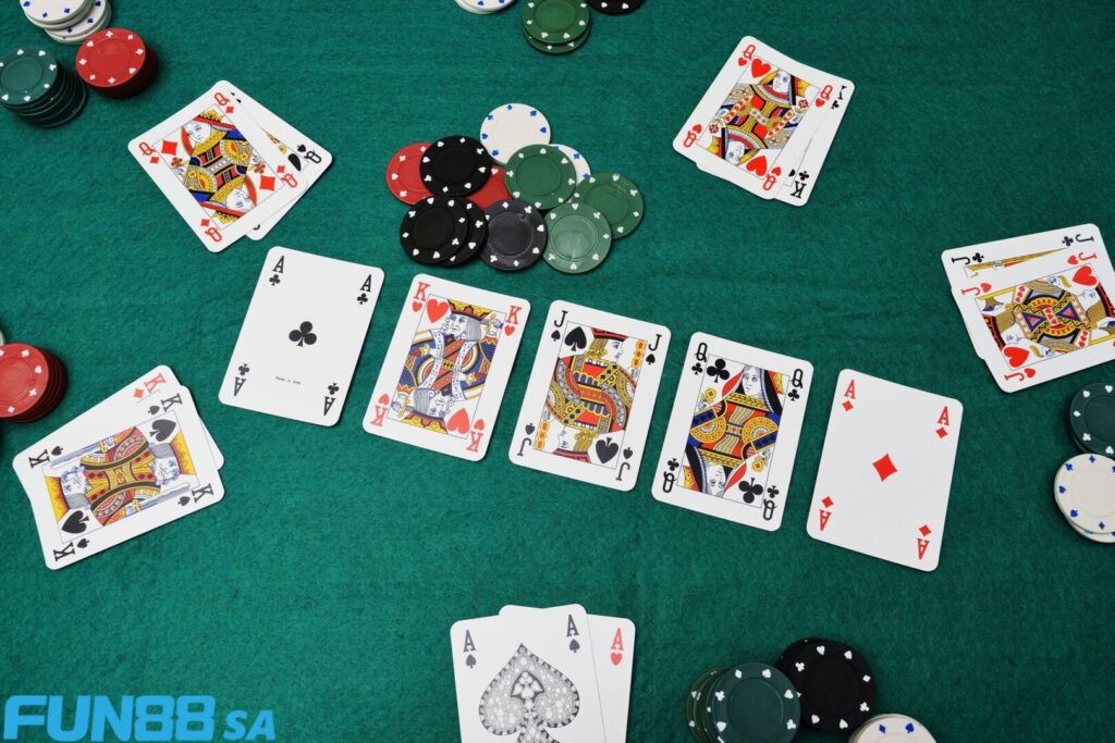 Poker là một trong những thể loại đánh bài được chơi bằng bộ 52 lá bài Tây